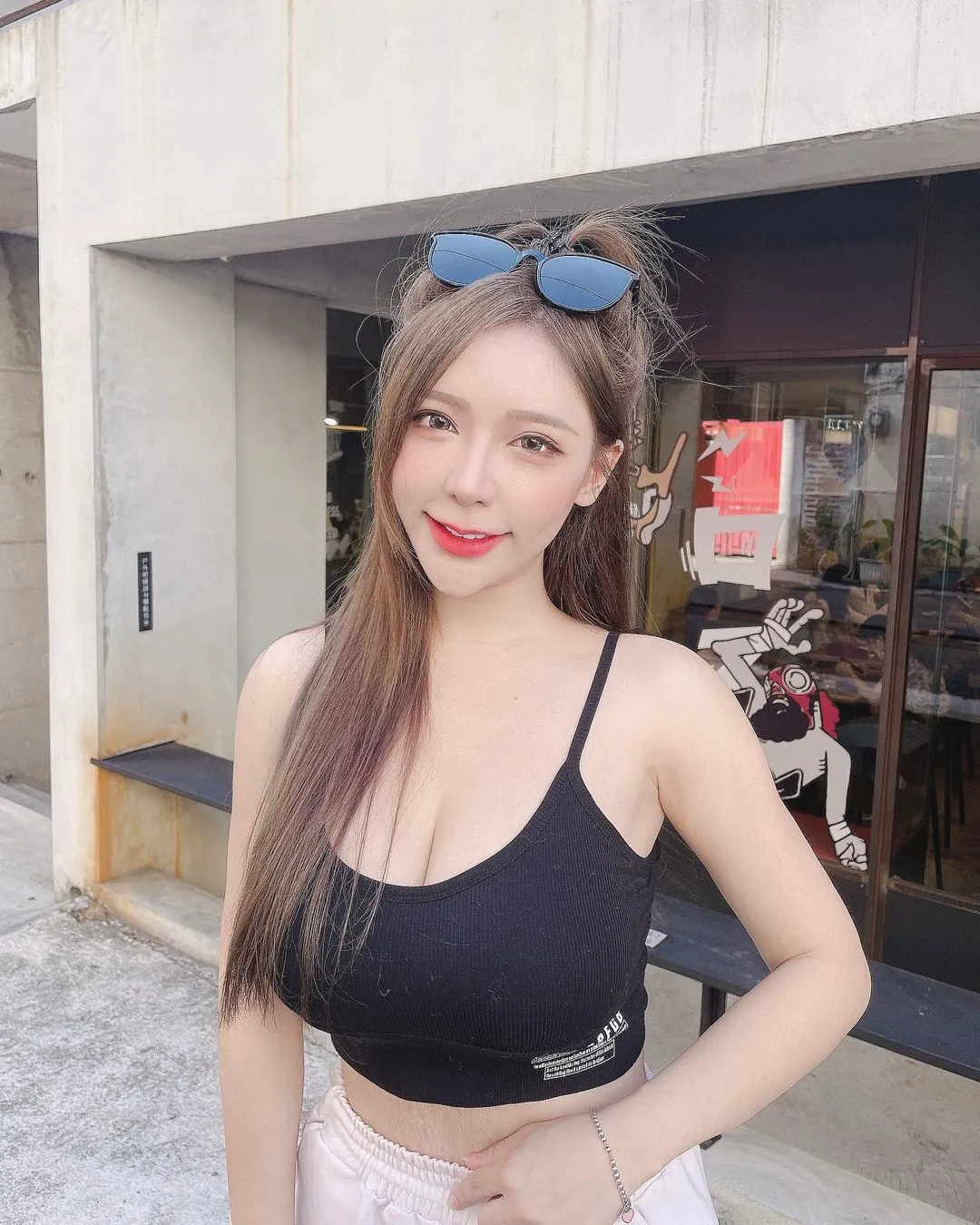 「巨乳兄弟球迷」Nai奈奈辣逛台南！清涼小背心挺「傲人F奶」，走在路上超吸睛！ - 網路美女