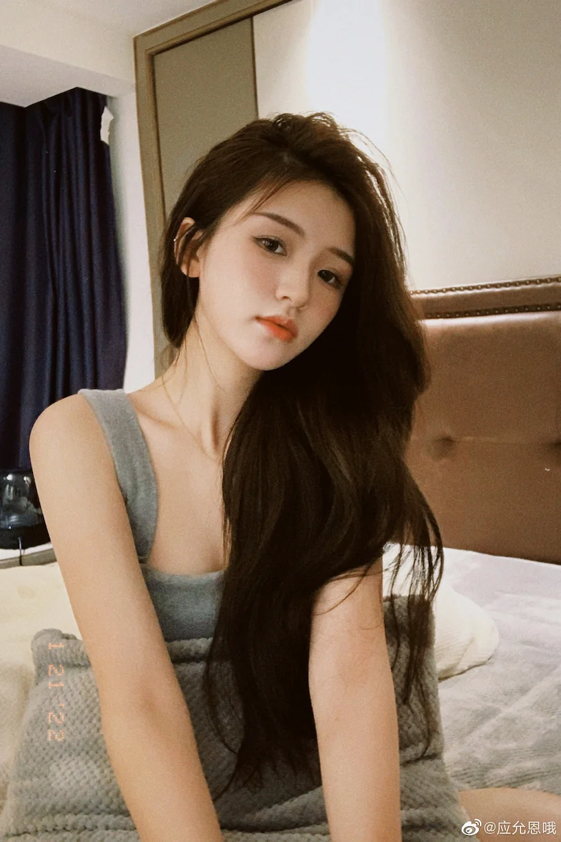 年輕妹子「低胸洋裝深溝微露」，光滑美腿也超性感！ - 網路美女