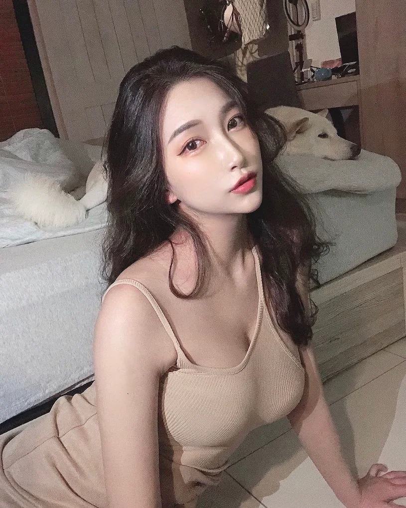 正妹「娜娜米」泡湯時美乳溢出，「雙乳的弧度」超級養眼！ - 網路美女
