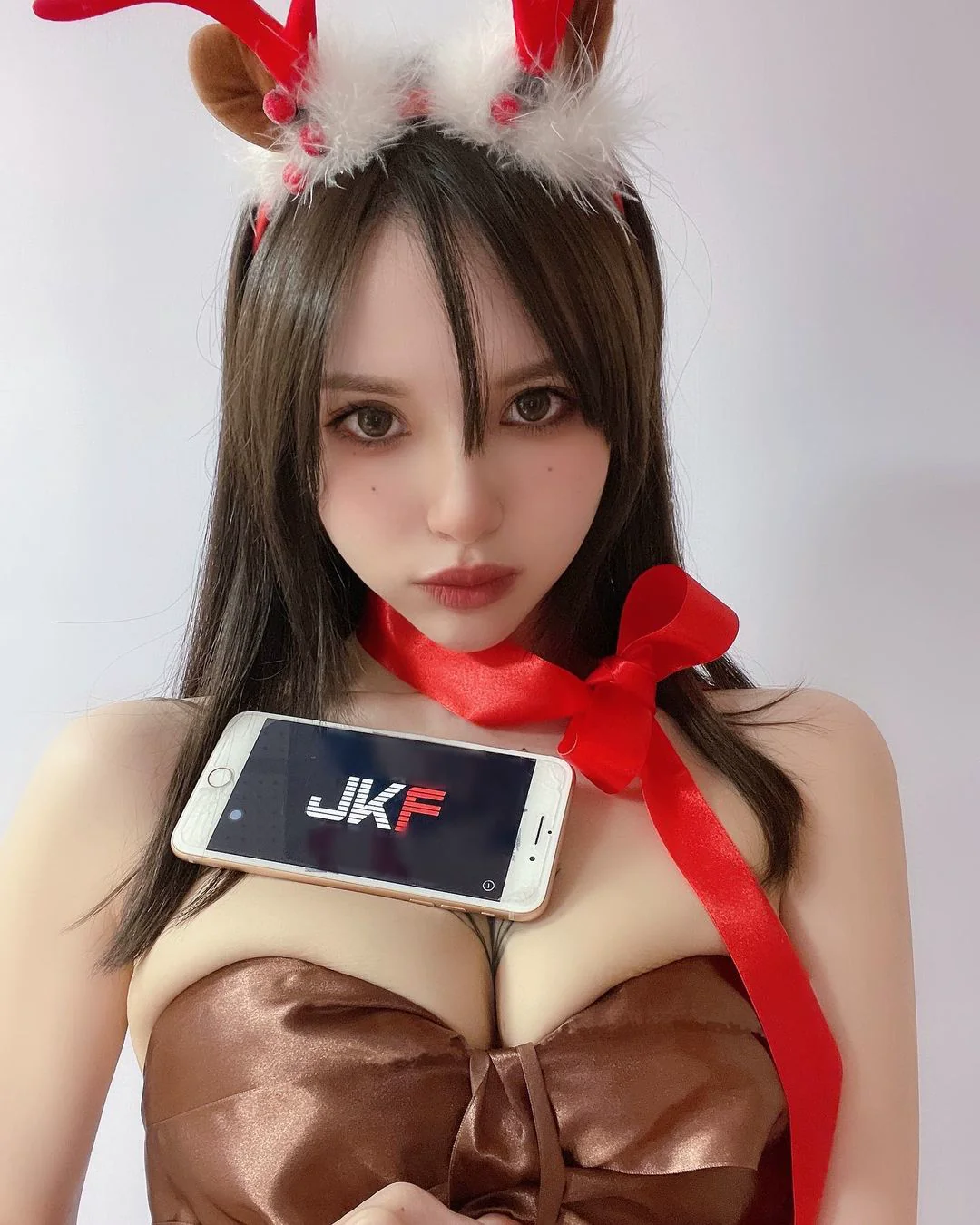 混血美模「古榕榕」化身性感小姐姐！白色睡衣遮不住「G 級亮點」迷倒網友 - 網路美女