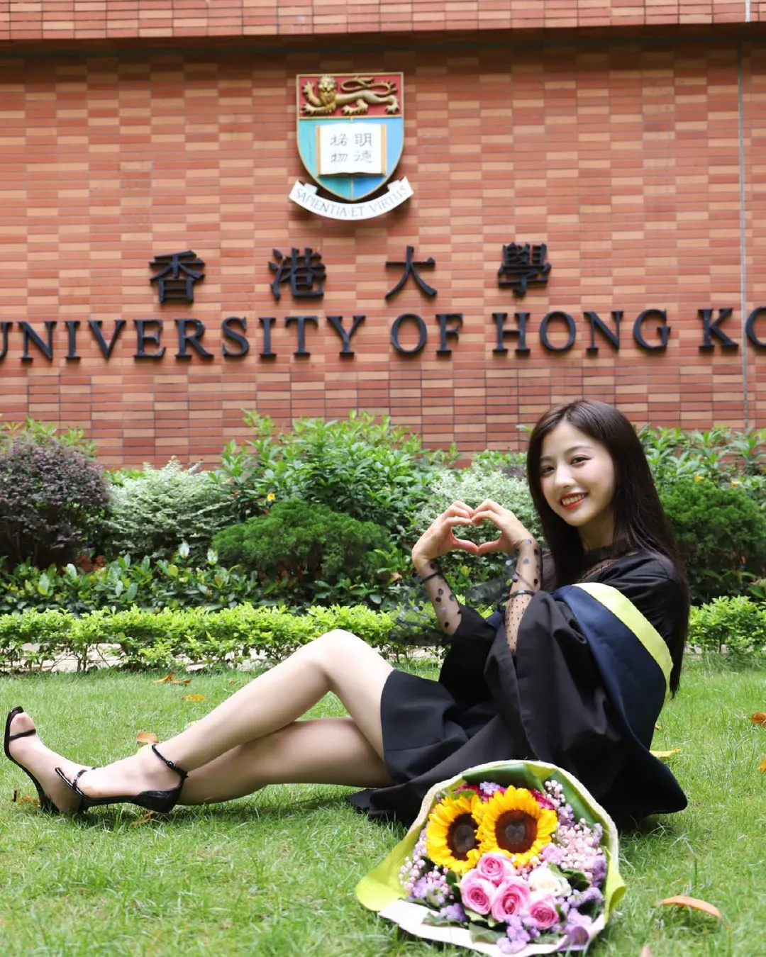 香港大學「正妹學霸」人正身材好！學士服暗藏「豐滿雪胸」神似邱淑貞！ - 網路美女