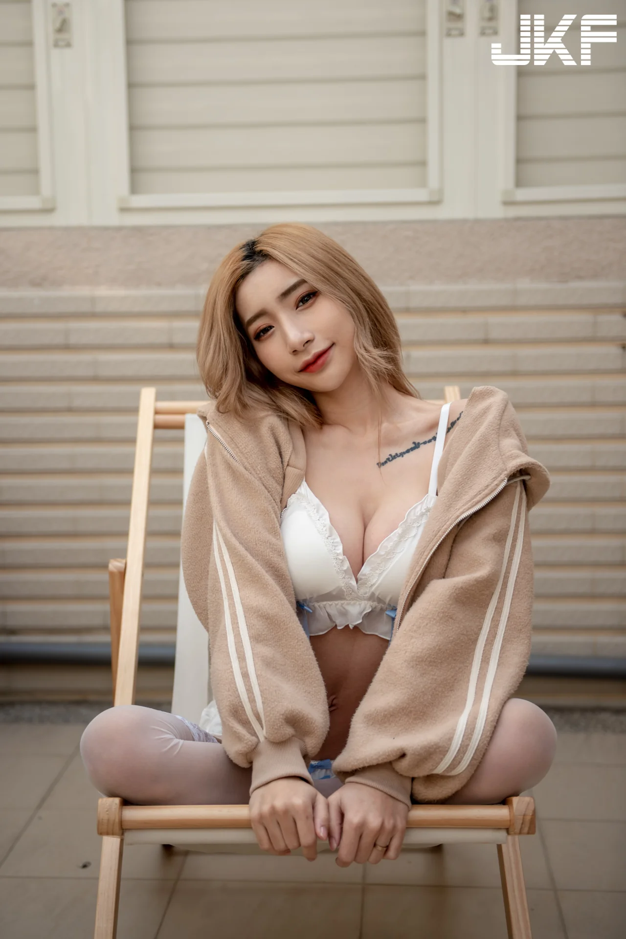 「巨乳小隻馬」蕭晴的浪漫誘惑！甜美內衣秀「細腰翹臀」Ｓ曲線好銷魂！ - 網路美女