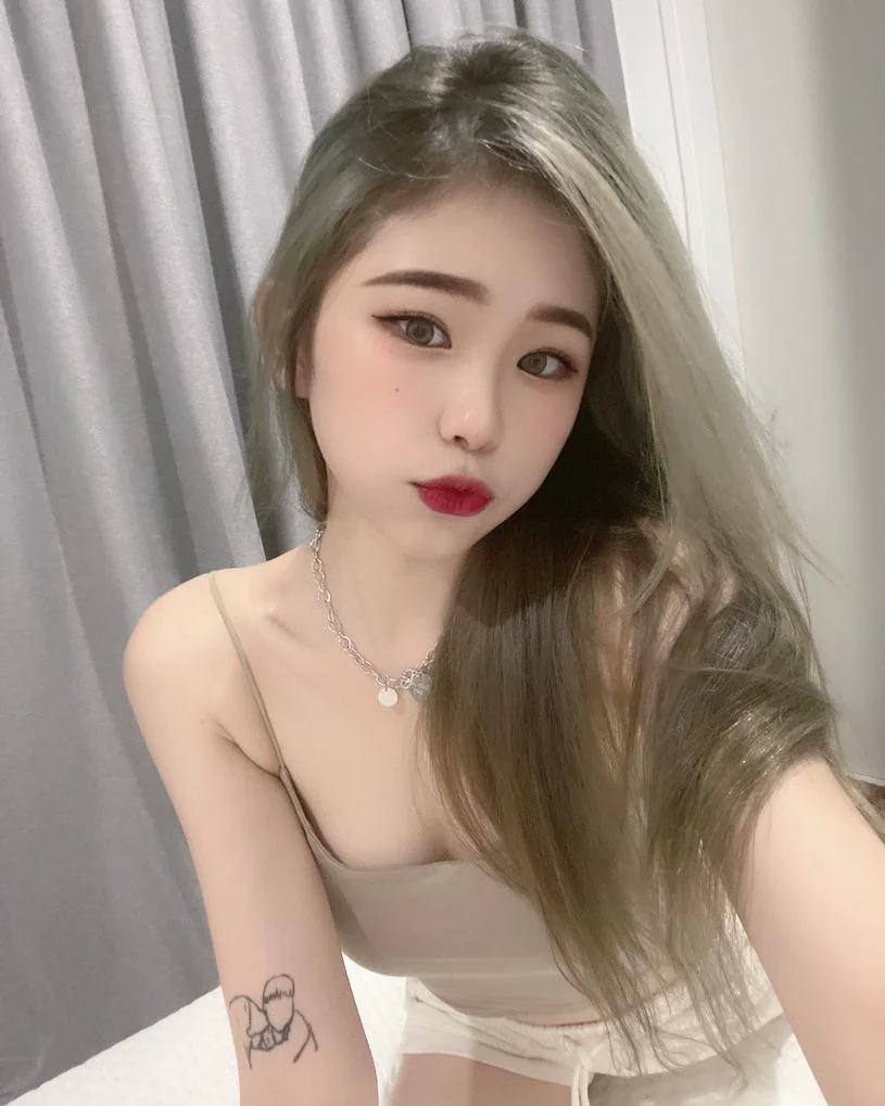 美豔和可愛兼具的「迷人直播主」，「成熟風辣照」讓人一看再看！ - 網路美女