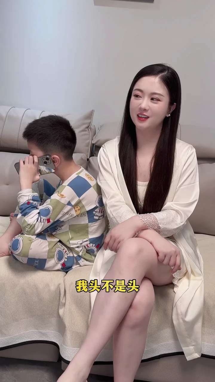 这孩子还真是个小人精