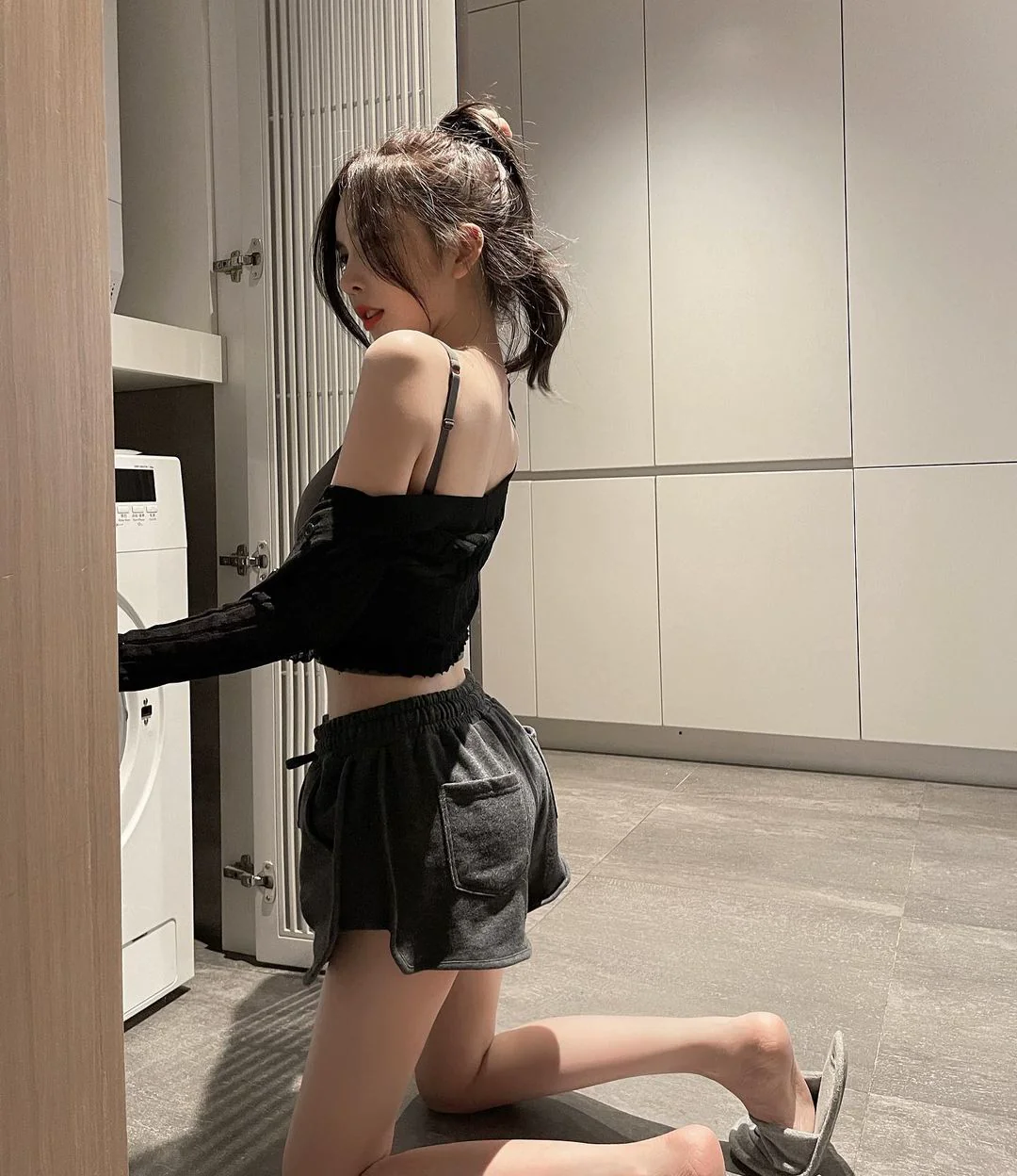 「細腰翹臀妹」教你擁有完美曲線！露白嫩美腿好犯規，跪地洗衣讓人心癢癢～ - 網路美女