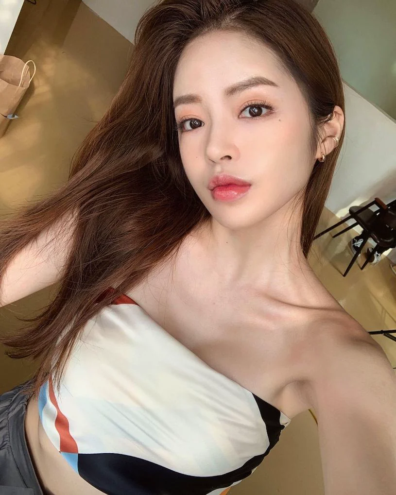 性感豐唇正妹穿上「平口低胸裝」，胸型凹凸迷人讓你心動！- 網路美女