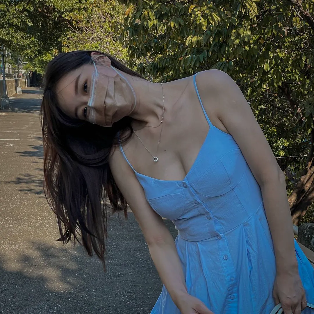 「迷人氣質小甜心！路人彎腰秒現小濠溝，銷魂水滴奶讓人越看越陶醉」 - 網路美女
