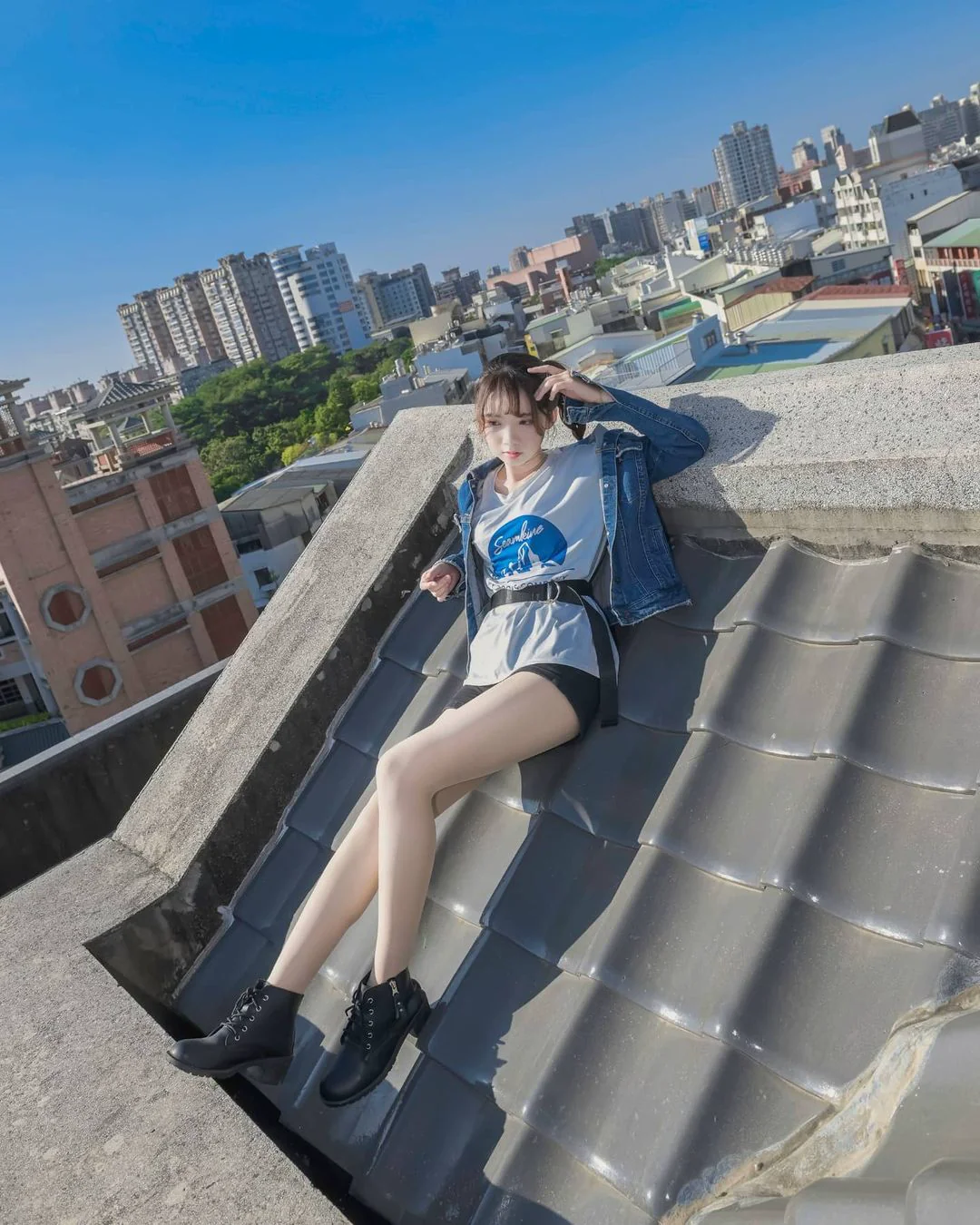 清新長腿美女頂樓曬「迷人玉腿」，電眼迷人魅力難抗拒！