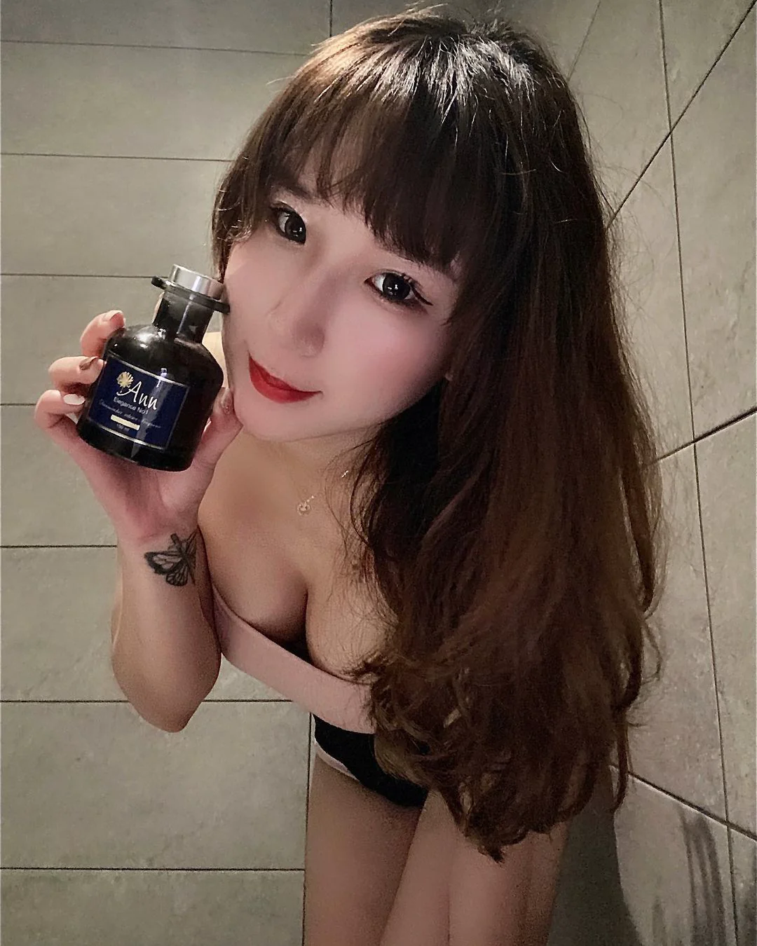 板橋巨乳會計師「茶茶兒」OL襯衫扣子快被「F罩杯」頂開！火辣身材曝光