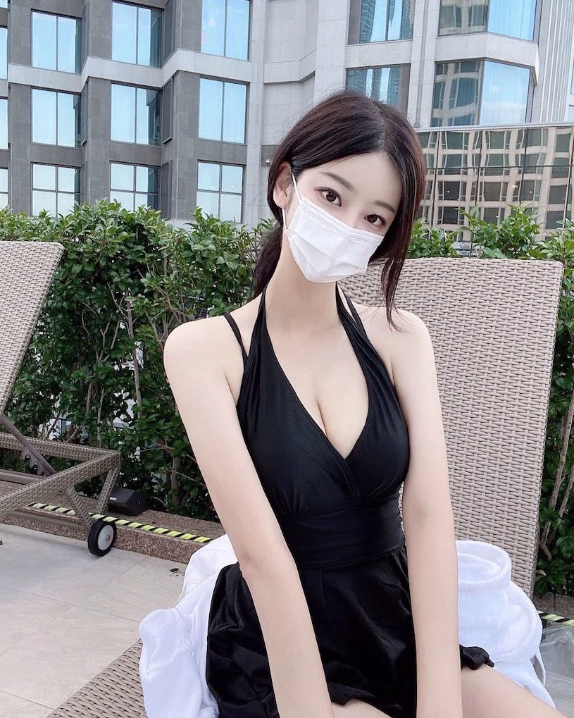 白皙正妹日光浴酥胸外露！深V線條辣翻遊客眼球 - 網路美女必看