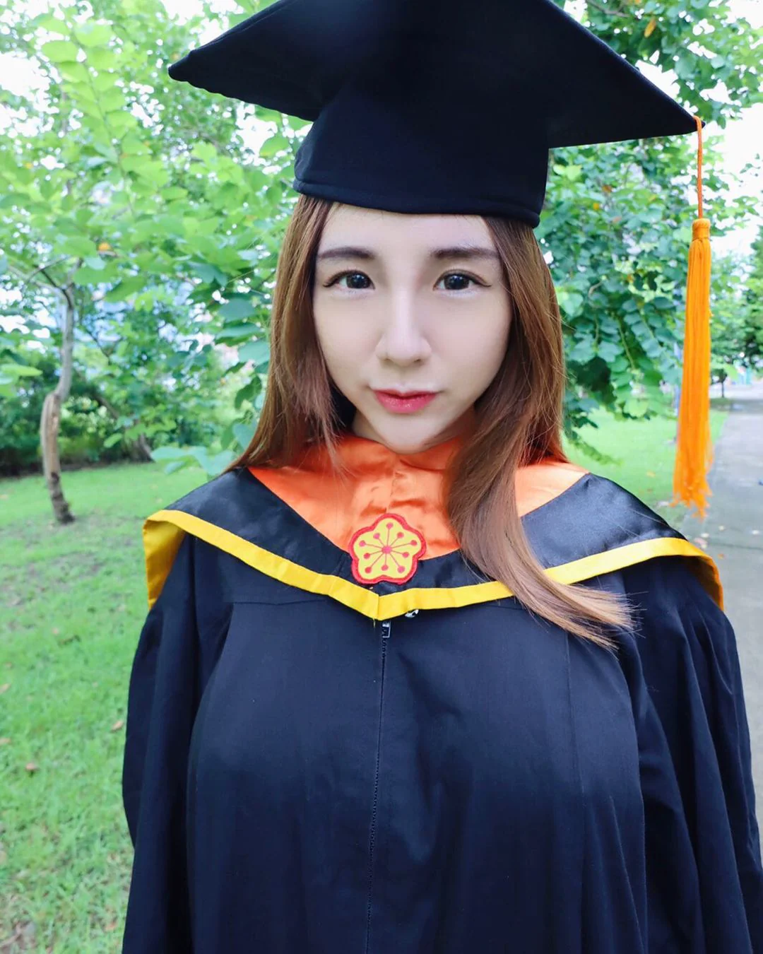 「網路美女揭露蔣摸摸學士服火辣秘辛，暴力炸彈震驚網友！」