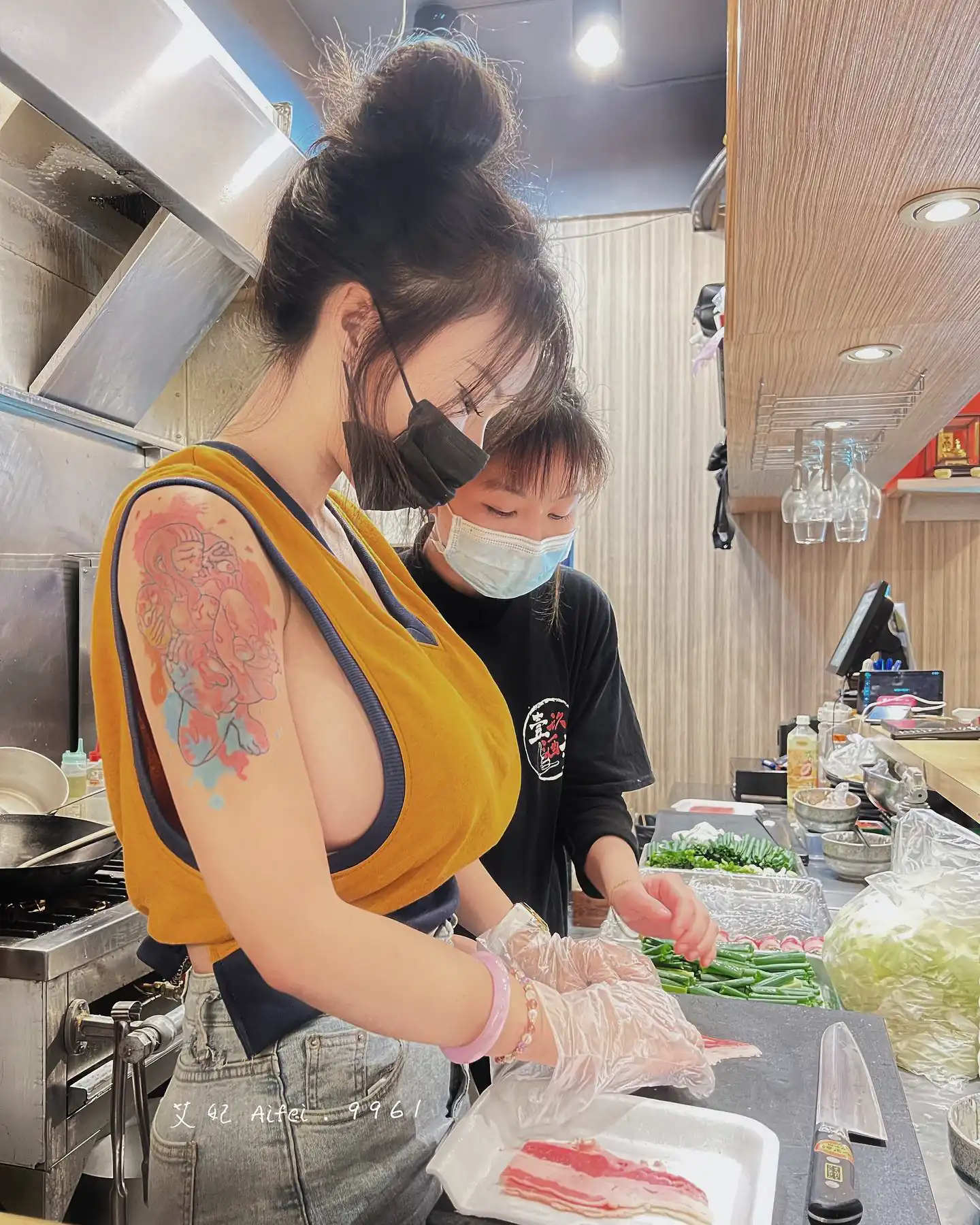 爆乳打工仔引爆日式居酒屋！白嫩奶球與深溝服務獲滿分評價