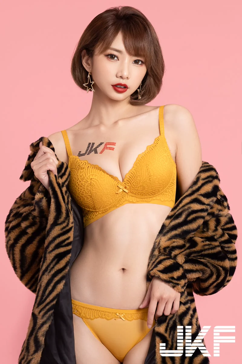 【爆乳特輯】火辣JKF女郎虎氣沖天，性感解放迎新年！ - 網路美女