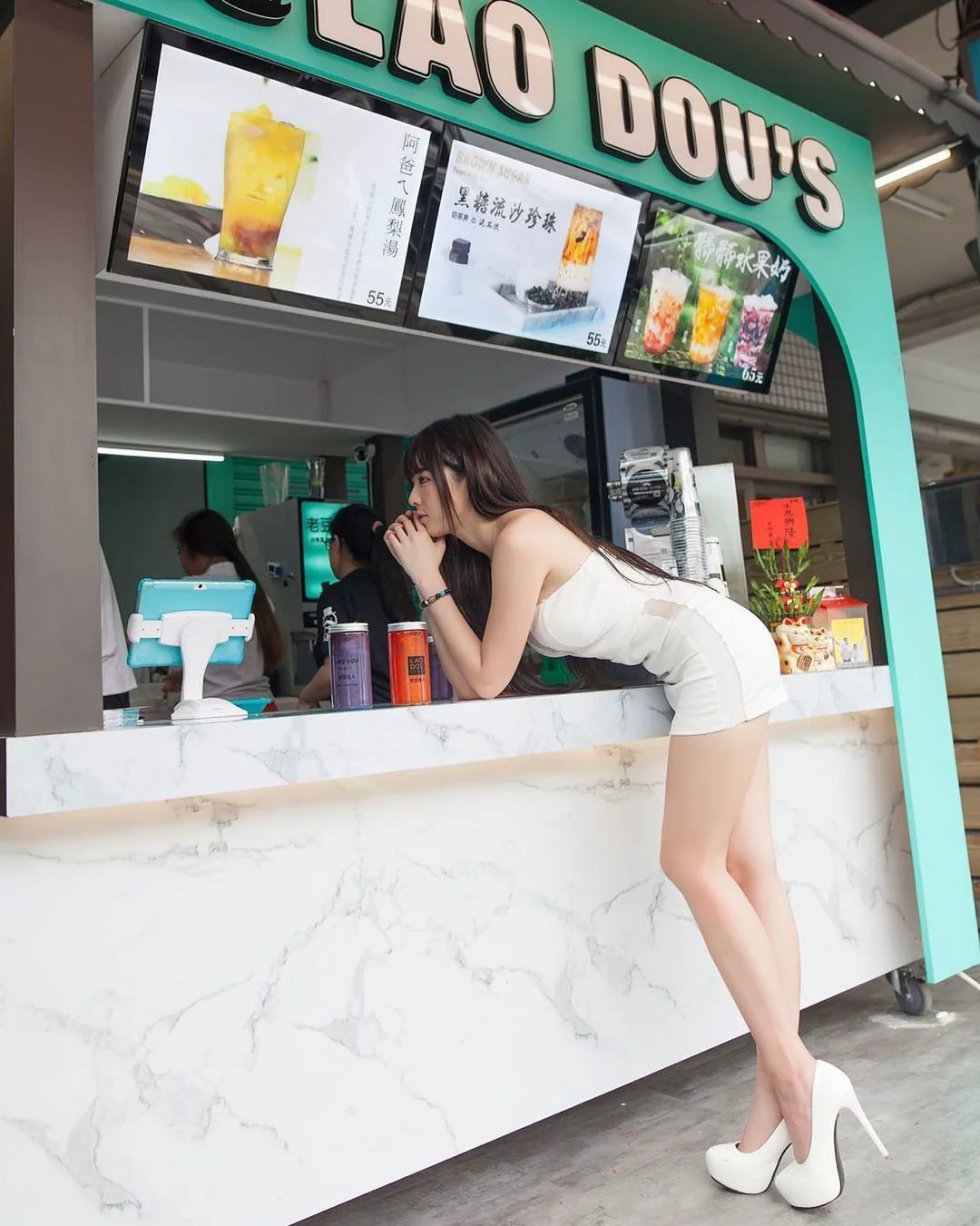 長腿正妹驚艷現身飲料店！S曲線與美腿展露無遺，網友目不轉睛