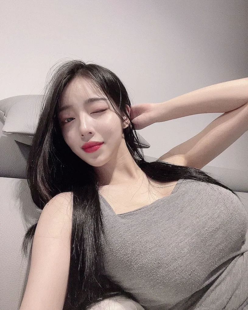 美女畫家自拍時乳量超兇，薄薄的上衣要被撐爆了！惹火畫家現身！