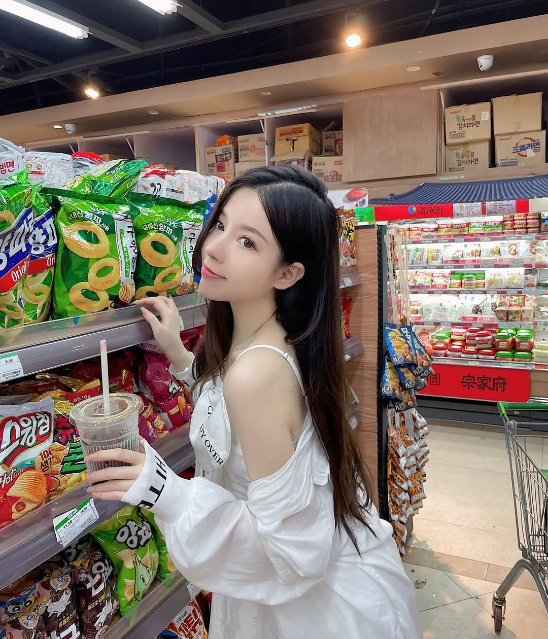 【真實遭遇】購物中遇見令人心動的吊帶裙美女！露香肩的長髮美麗動人，還有令人驚艷的白嫩酥胸！- 精彩遇見