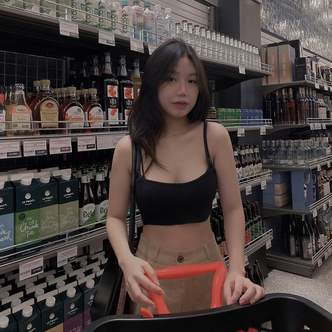 「網路美女挑酒邊掏野格炸彈！形狀完美秒醉，賣場驚見兇猛妹」