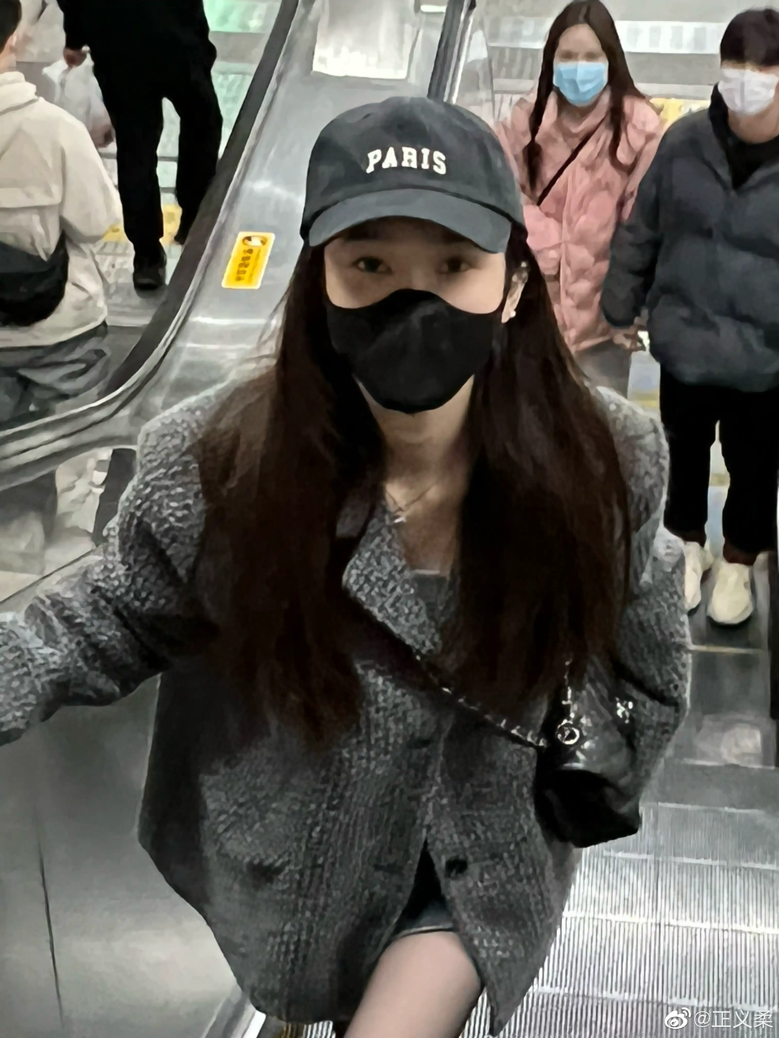 驚！手扶梯上「絲襪長腿美女」現身，網友狂讚絕美風采！- 社群熱話