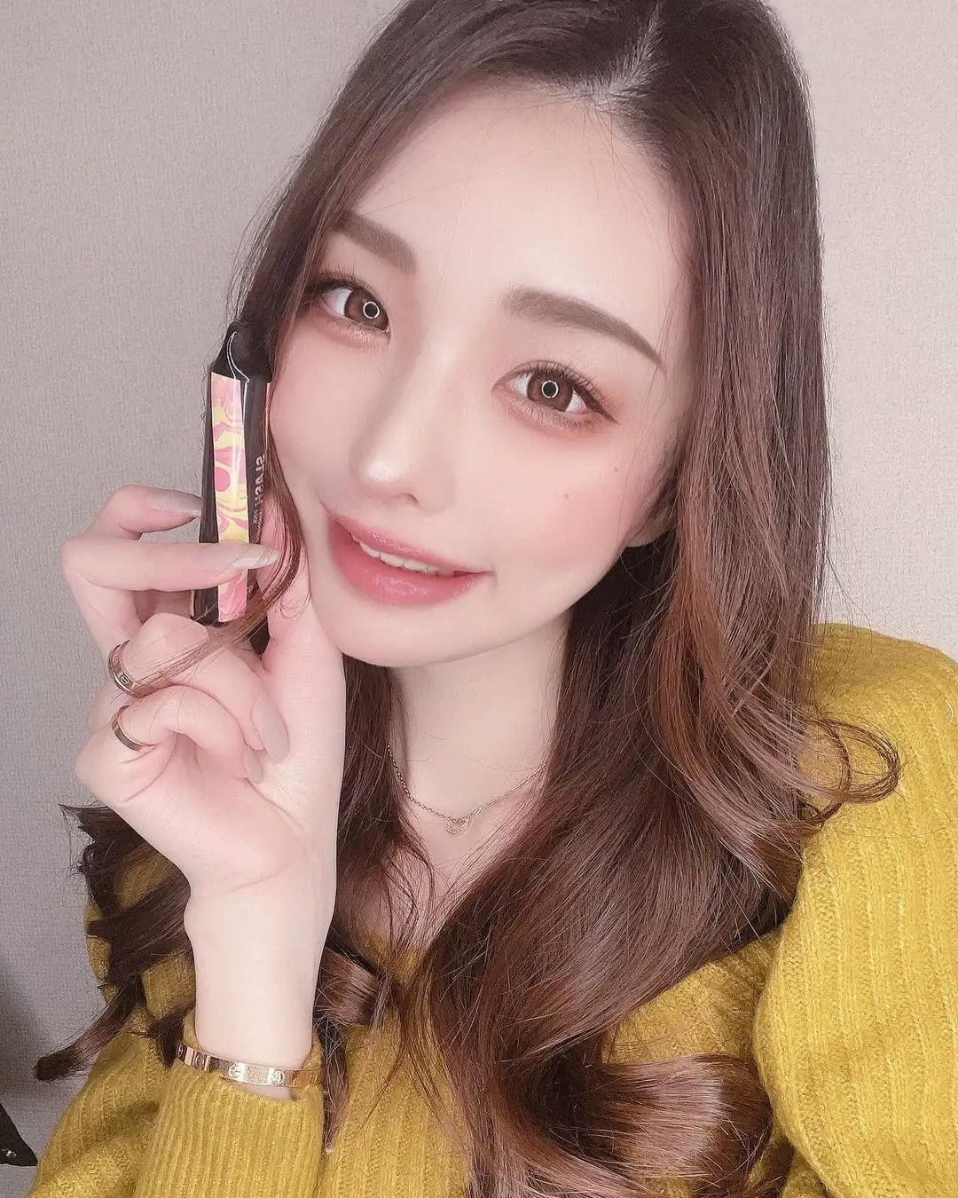 「巨乳版石原里美」火辣穿搭大膽秀！獨特慶祝釣魚成功的方式揭秘 - 網路美女引爆話題