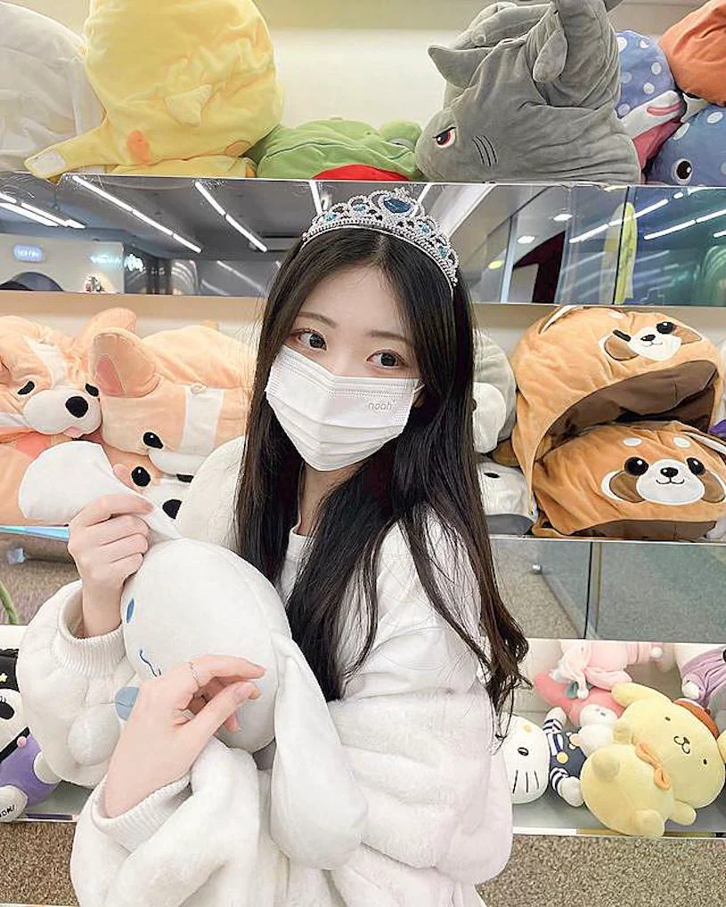 「神秘可愛！超性感嫩妹微低胸裝曲線大放送」 - 網路美女