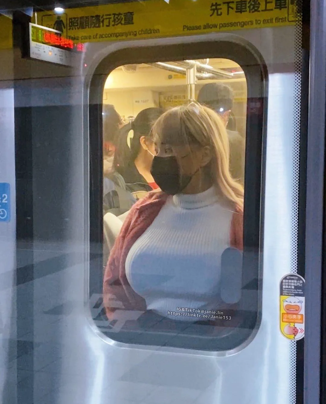 台北捷運驚見「巨乳妹擠壓窗戶」畫面曝光，通勤時間太瘋狂！