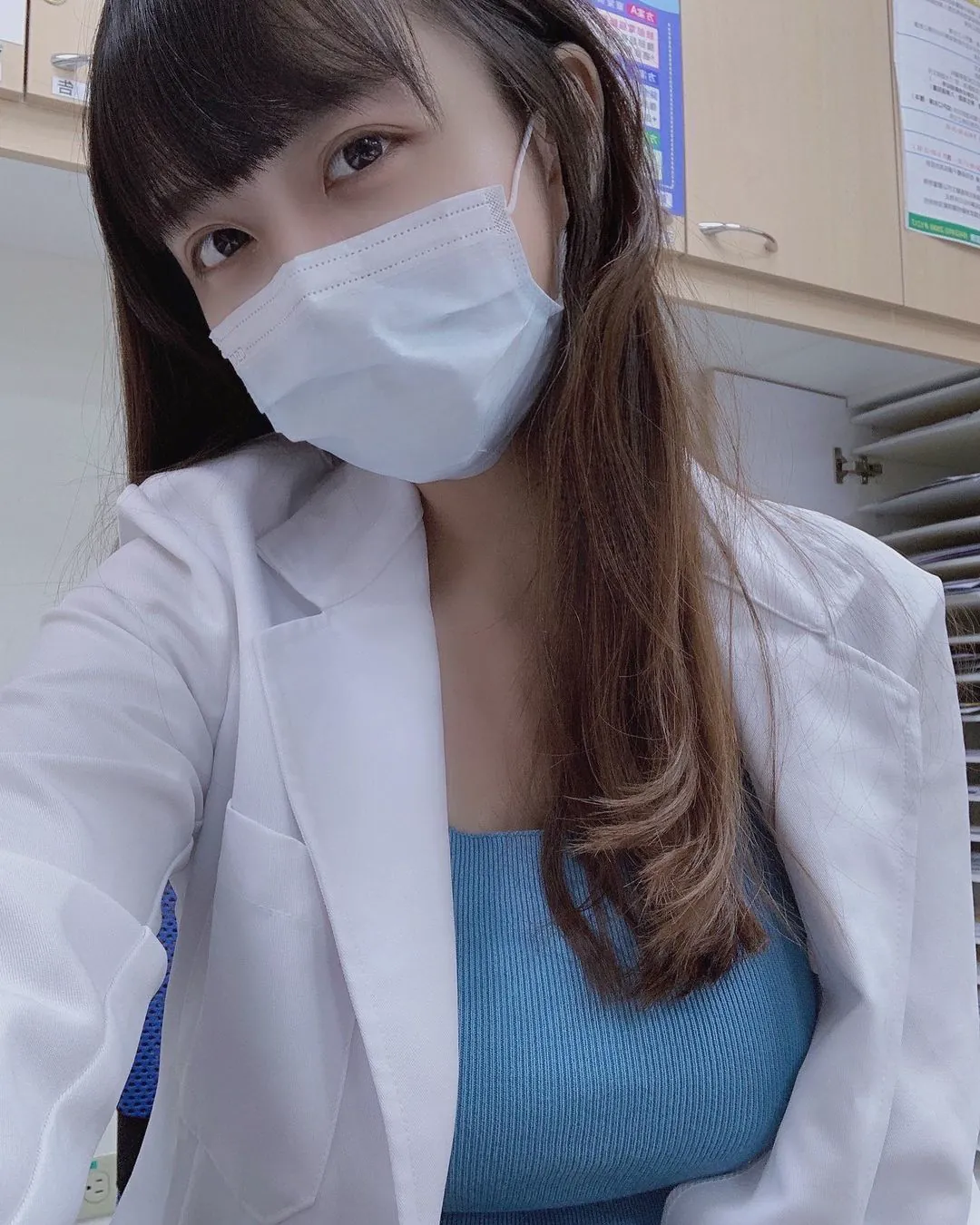 墾丁沙灘性感護士辣翻天！展現火辣「巨乳比基尼」，網友驚呼乳浪太強！