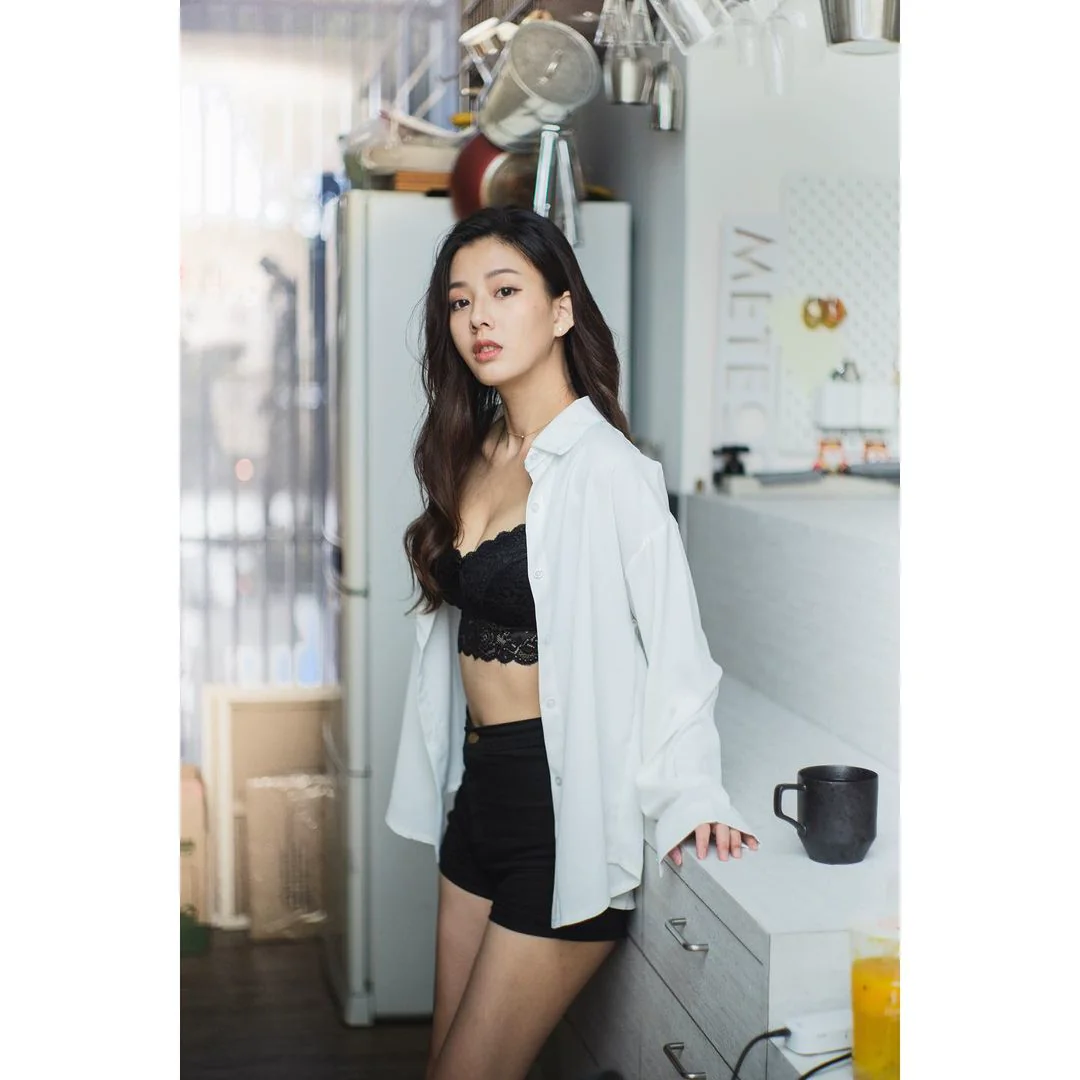 網路美女小淨曲線火辣驚艷，高顏值引網友熱議：「似火紅女神再現！」
