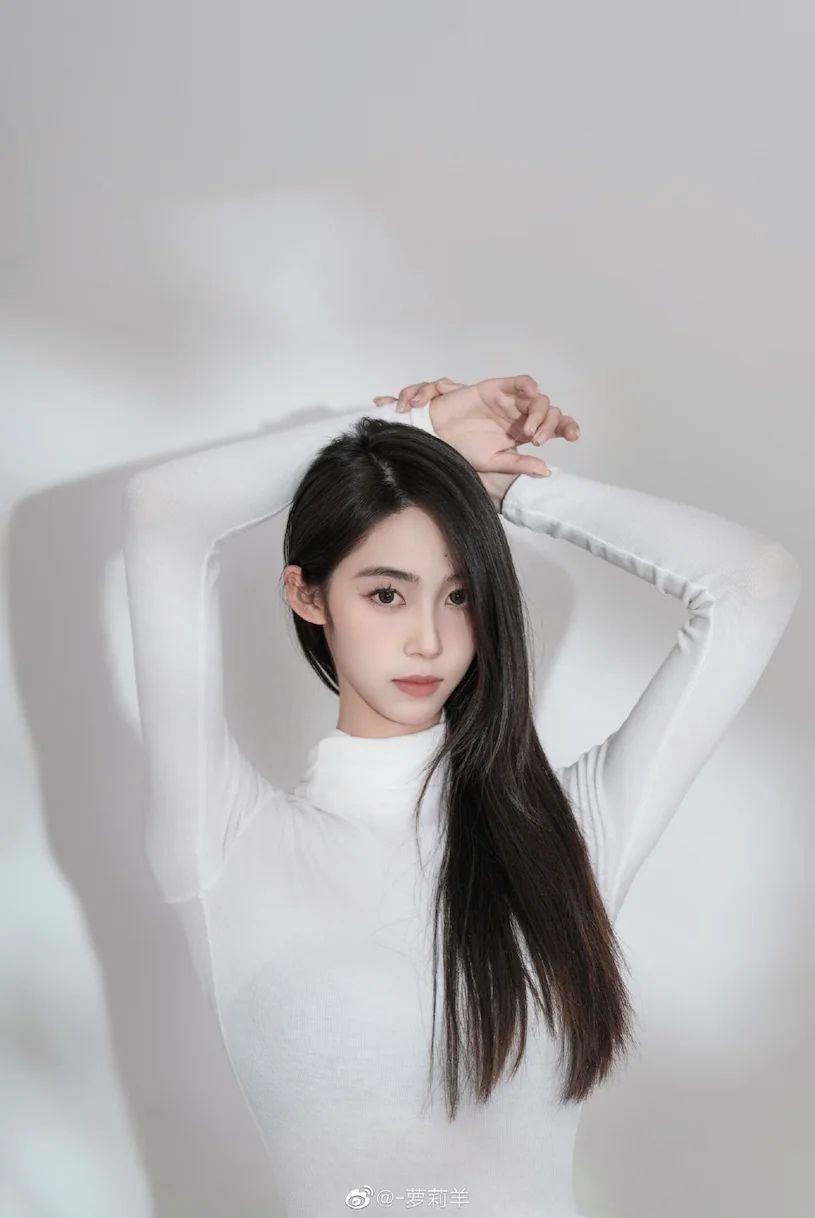 火辣視角！超誘惑長腿美女大膽展示高衩魅力 - 網路美女盡在眼前