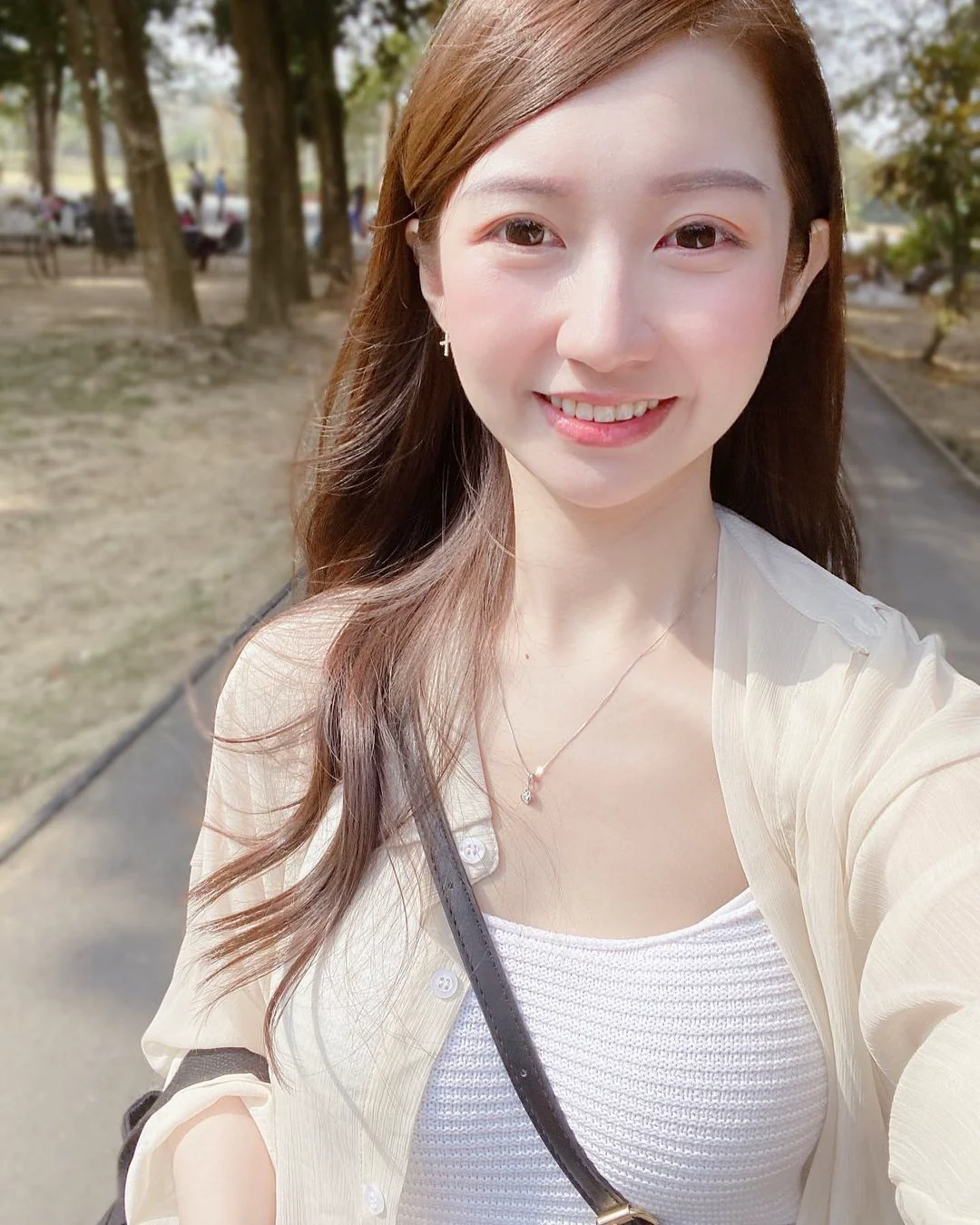 「童顏巨乳護理師」自拍泡湯照曝光！清純臉蛋下的「不科學雙峰」超辣！ - 網路美女