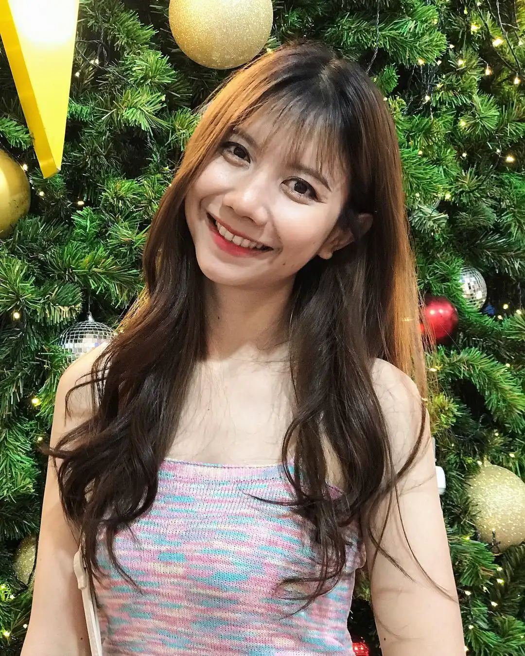 網瘋傳！「正妹泰文老師」的迷人笑容，讓人一見鍾情 - 探索網路美女魅力