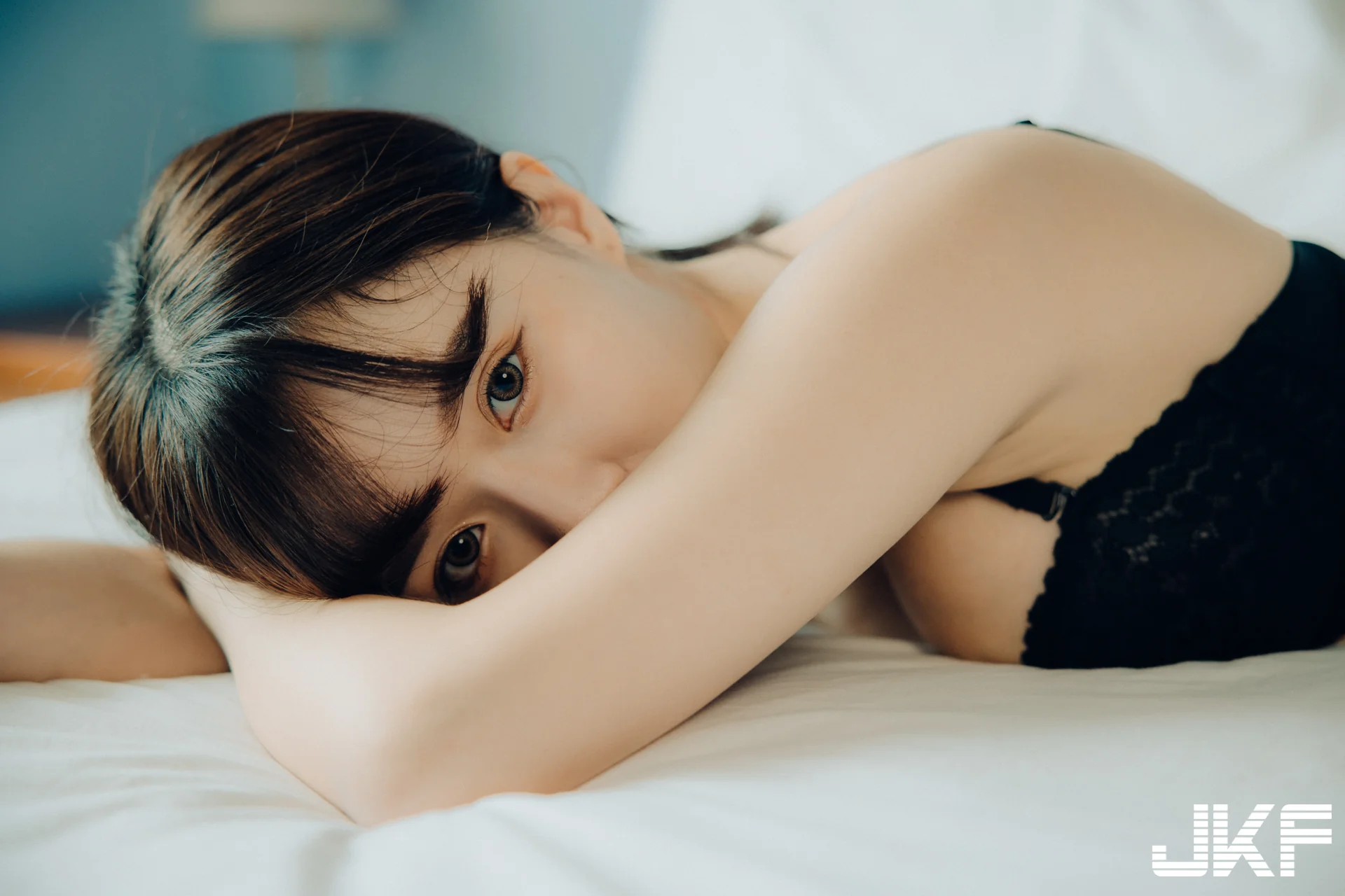 「倩倩」的爆乳內衣秀：童顏巨乳萌妹展示曼妙曲線，迷人不已！