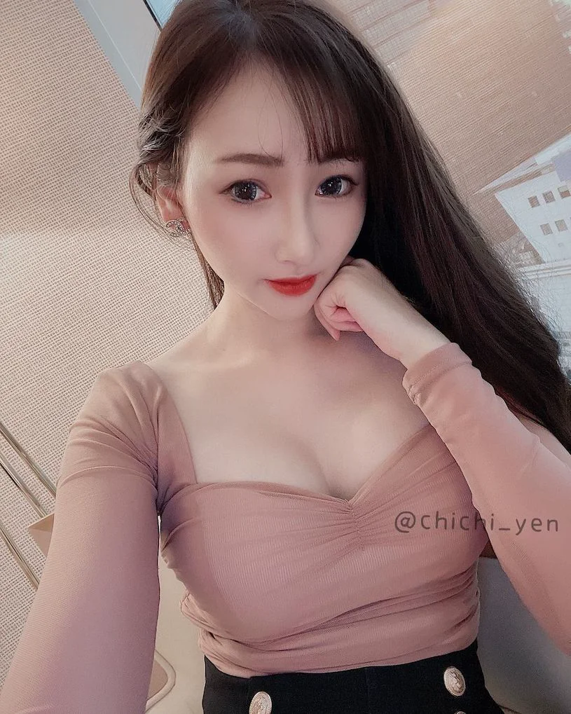 直播女神嚴琪琪深V誘惑自拍，網友瘋狂點贊！