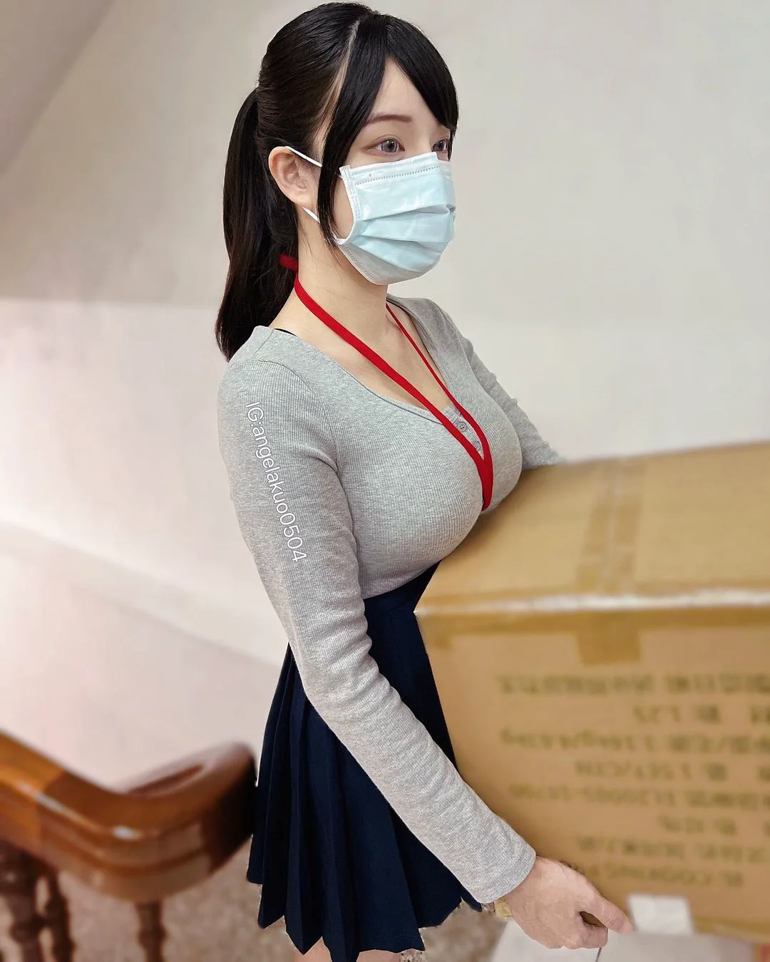 巨乳同事搬貨「卡住胸部」！網友感動出手相助