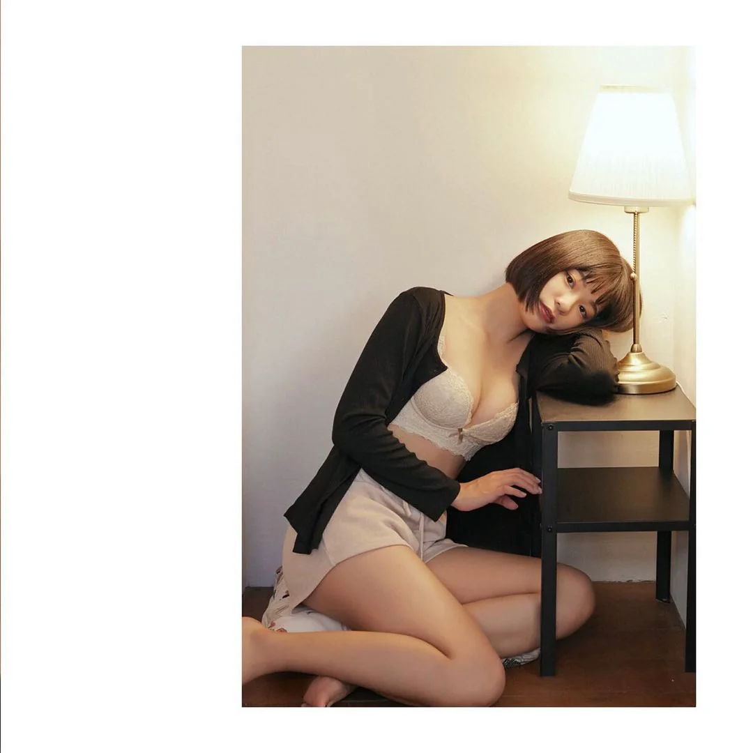 「水靈大眼！文青正妹檯燈旁的隱藏版大奶讓網友嗨翻」- 網路美女必看