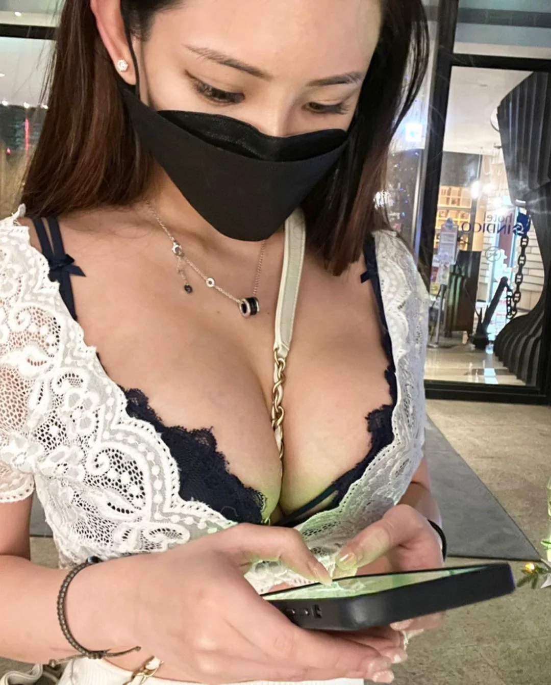 科技冷漠巨乳妹「Yu Chi Bobo」低頭玩手機，友人不滿偷拍青筋奶