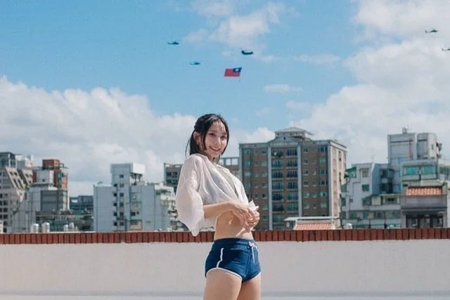 「清甜模特」秀出超辣蜜汁臀腿，頂樓展銷魂水蛇吸睛 - 網路美女