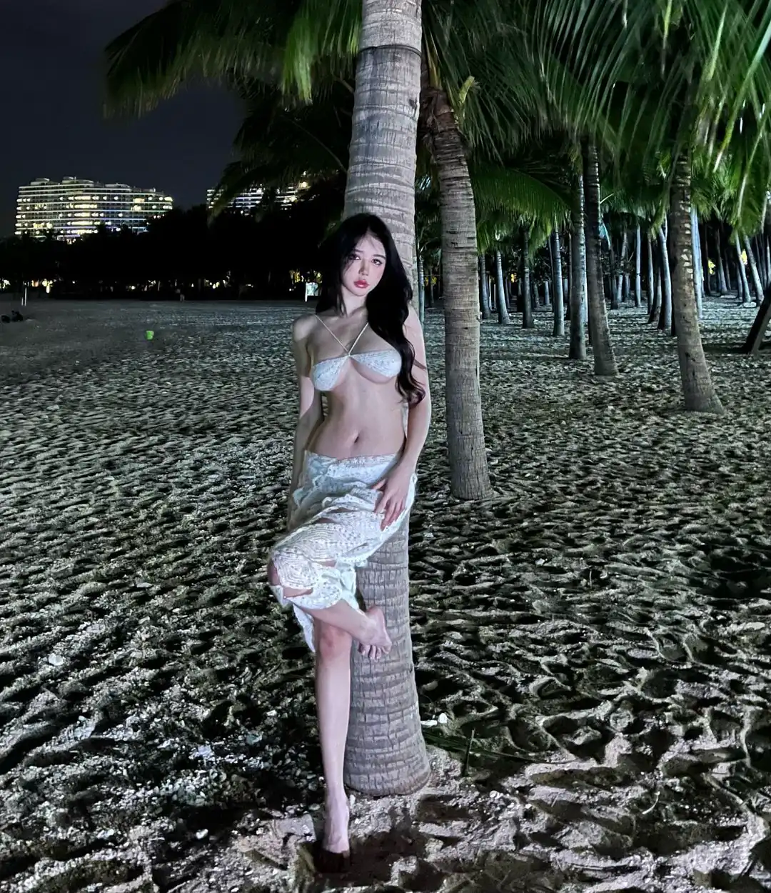 椰林海岸驚見火辣巨乳正妹！維納斯般的完美身材吸引眾人目光