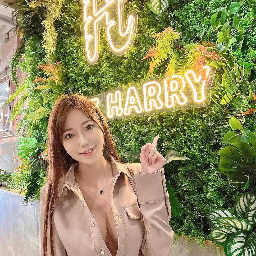 「暢遊甜美中路，店外濃醇奶香秒曬」- 網路美女