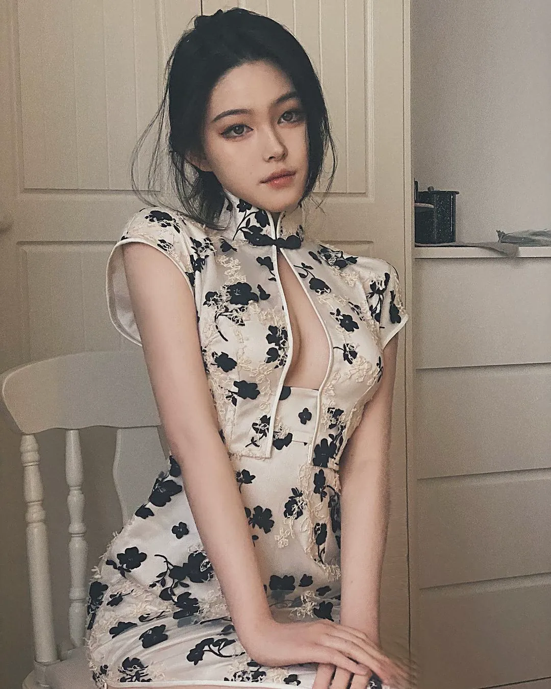引人入勝的旗袍魅力：雪乳美人大膽展現性感曲線！