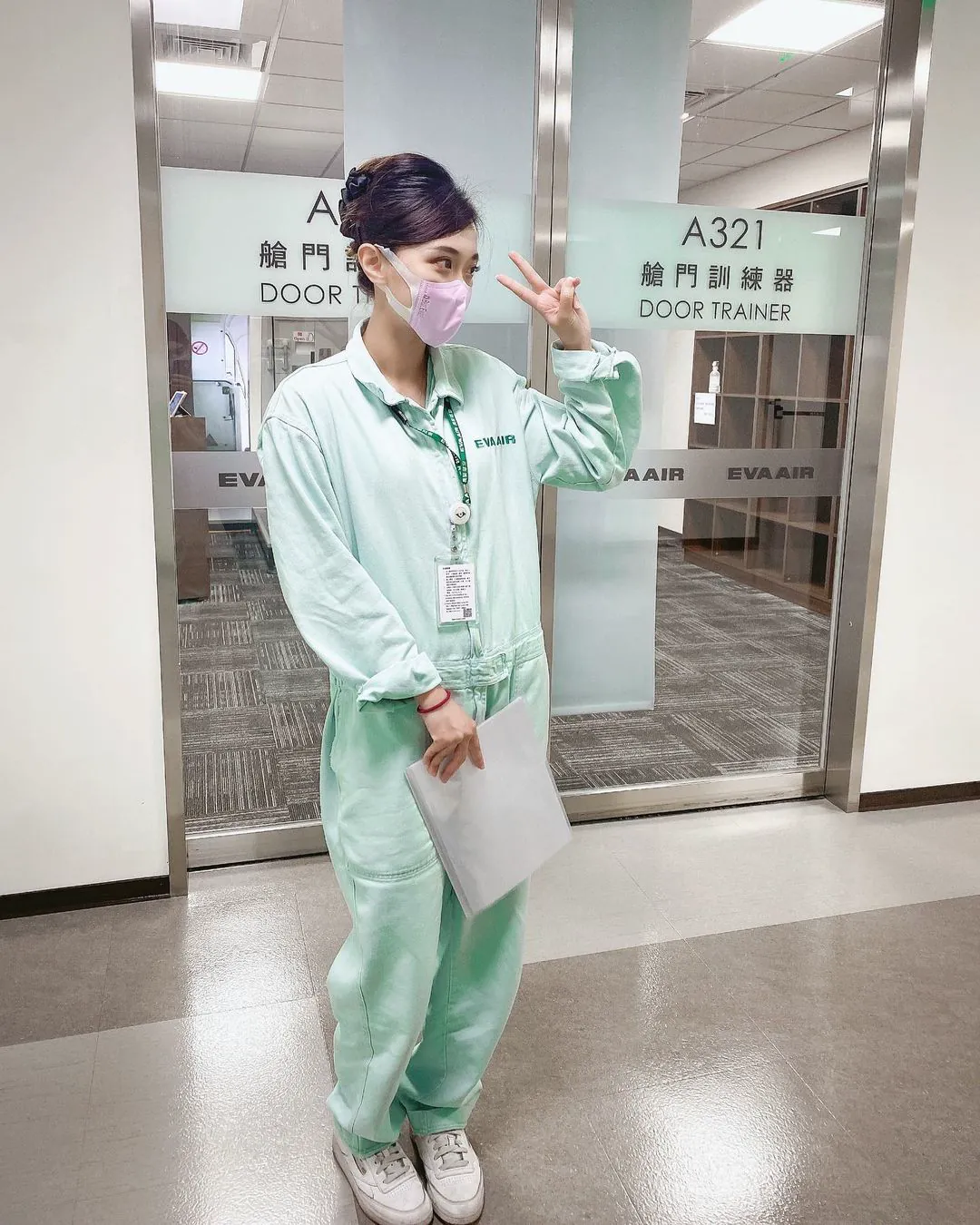 空姐下班驚人馬甲線曝光，網友：比Covid-19還毒！ - 網路美女爆紅