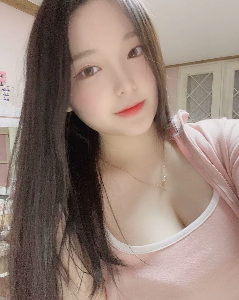 高冷美女驚艷現身！白衣突顯完美曲線，網友驚呼無法移開視線！