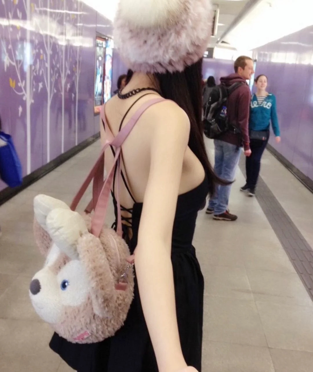 網路美女「哈霓萱」超狂美背曝光！驚艷兇猛乳彈吸睛必看