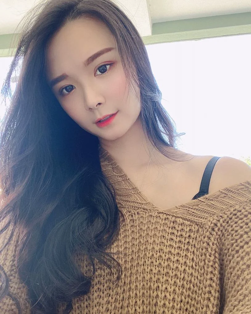 【必看】性感甜美鄰家女孩露肩自拍，笑容擄獲人心！ - 網路美女熱門推薦