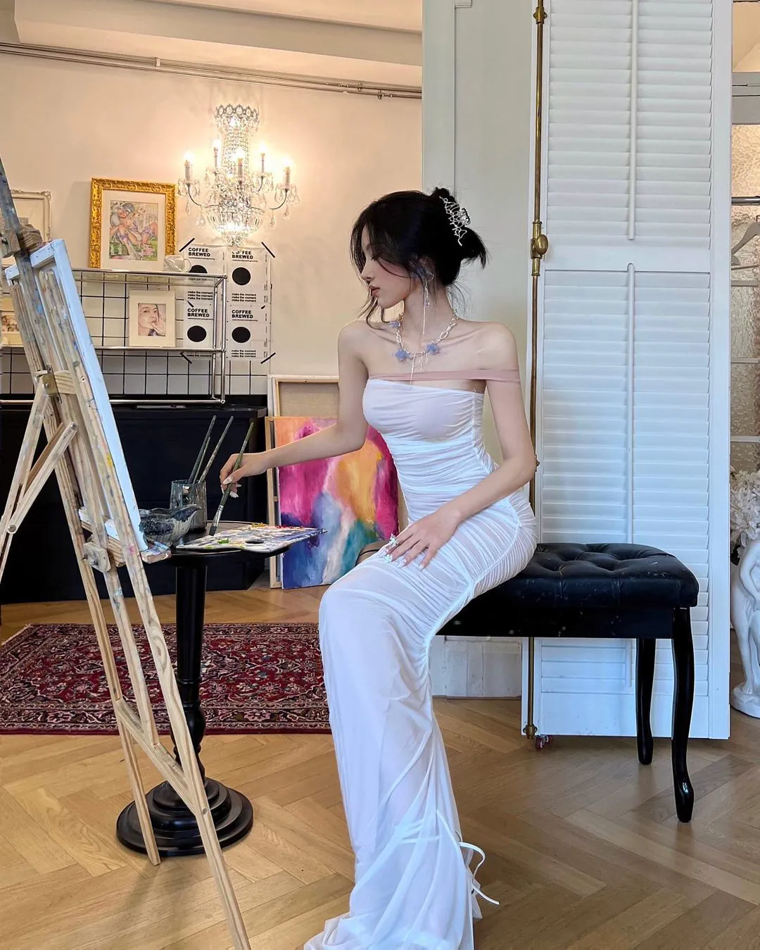 「氣質美女畫家驚艷亮相！身材火辣S曲線完美展現，貼身洋裝下的雅典娜」