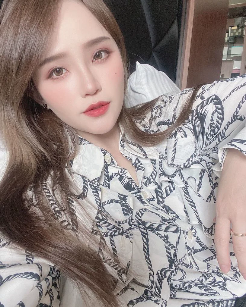 「Leona」性感美胸自拍照曝光！乳量太兇太誘惑，網友瘋傳中