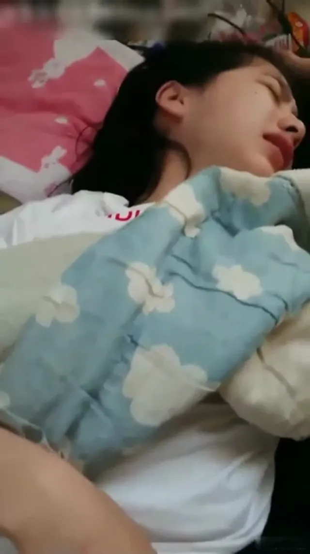 （亂倫 已成年）玩弄熟睡的親妹妹