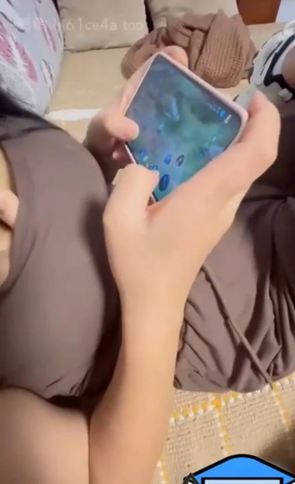 趁妹妹遊戲玩到一半 ,脫下她的褲子直接插進去~