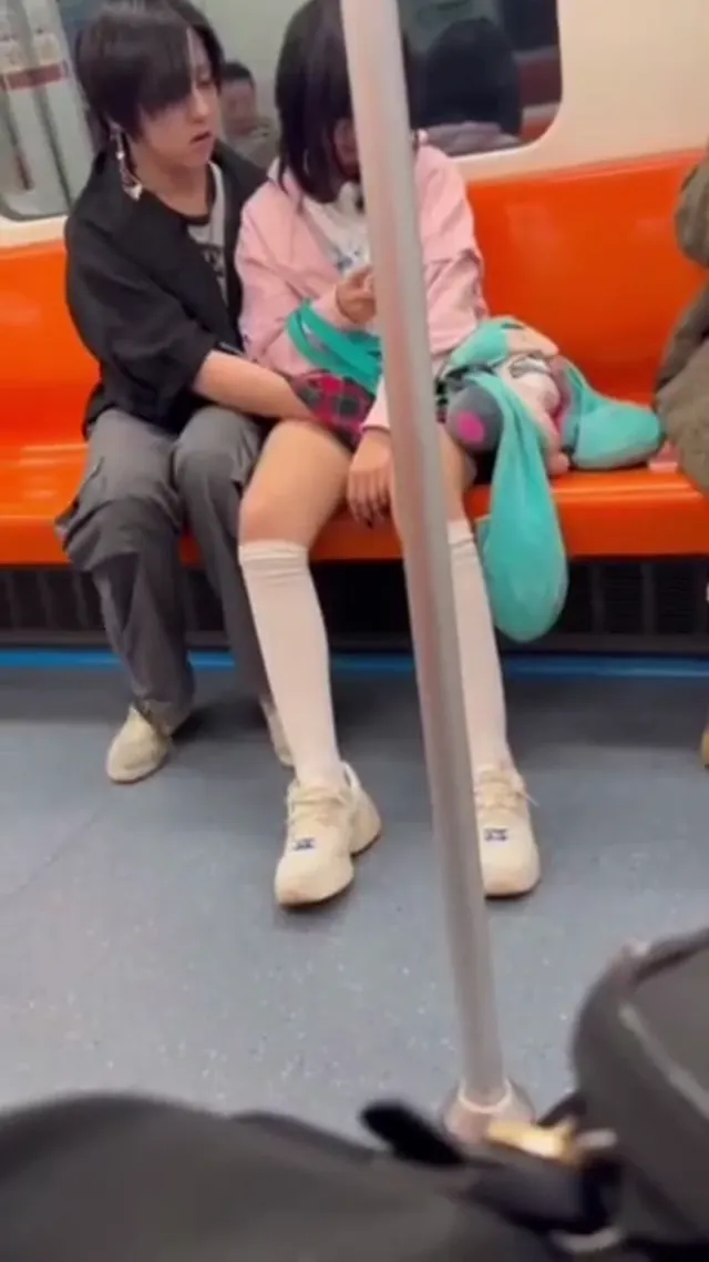 地鐵上直接扣屄 眼鏡妹子清純可愛