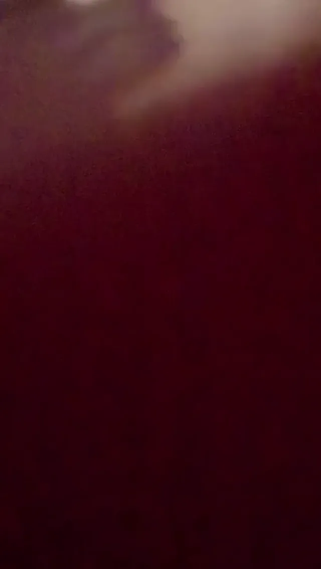 發現了妹妹手機裡的秘密以此要挾可以隨意爆操她的無毛小嫩B了 