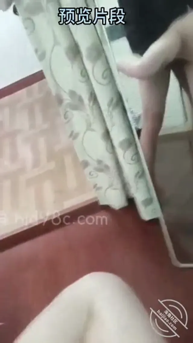 趁老婆睡覺夜潛女兒臥室誘導女兒瘋狂蹂躪女兒嫩胸和嫩穴最後強插破處內射 